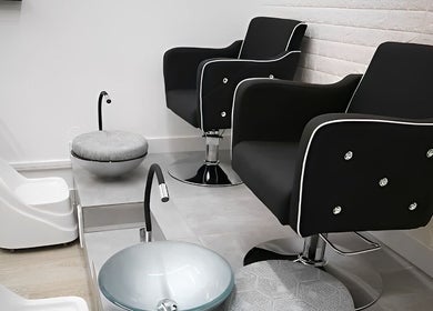 Espacio de pedicura en Phusyon System Estética Regenerativa, Barcelona, Catalunya, ES, con sillas modernas.