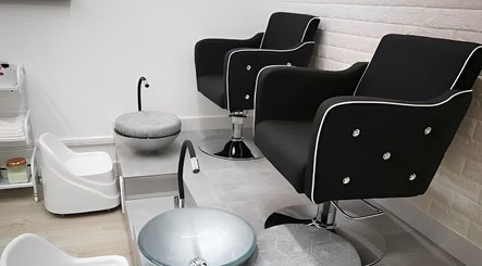 Espacio de pedicura en Phusyon System Estética Regenerativa, Barcelona, Catalunya, ES, con sillas modernas.