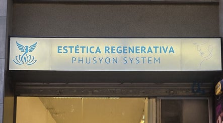 Fachada de Phusyon System Estética Regenerativa en Barcelona, Catalunya, ES, destacando con elegancia su entrada.