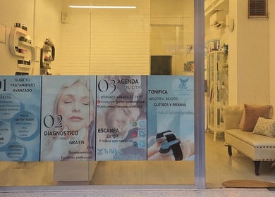 Fachada de Phusyon System Estética Regenerativa en Barcelona, Catalunya, ES, mostrando servicios de belleza.