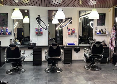 Intérieur du salon Magic Hair à Leuze-en-hainaut, Région Wallonne, BE avec sièges de coiffure élégants.