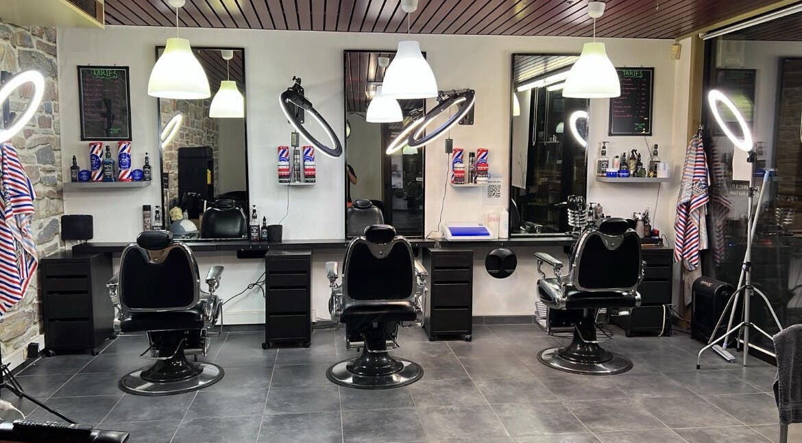 Intérieur du salon Magic Hair à Leuze-en-hainaut, Région Wallonne, BE avec sièges de coiffure élégants.