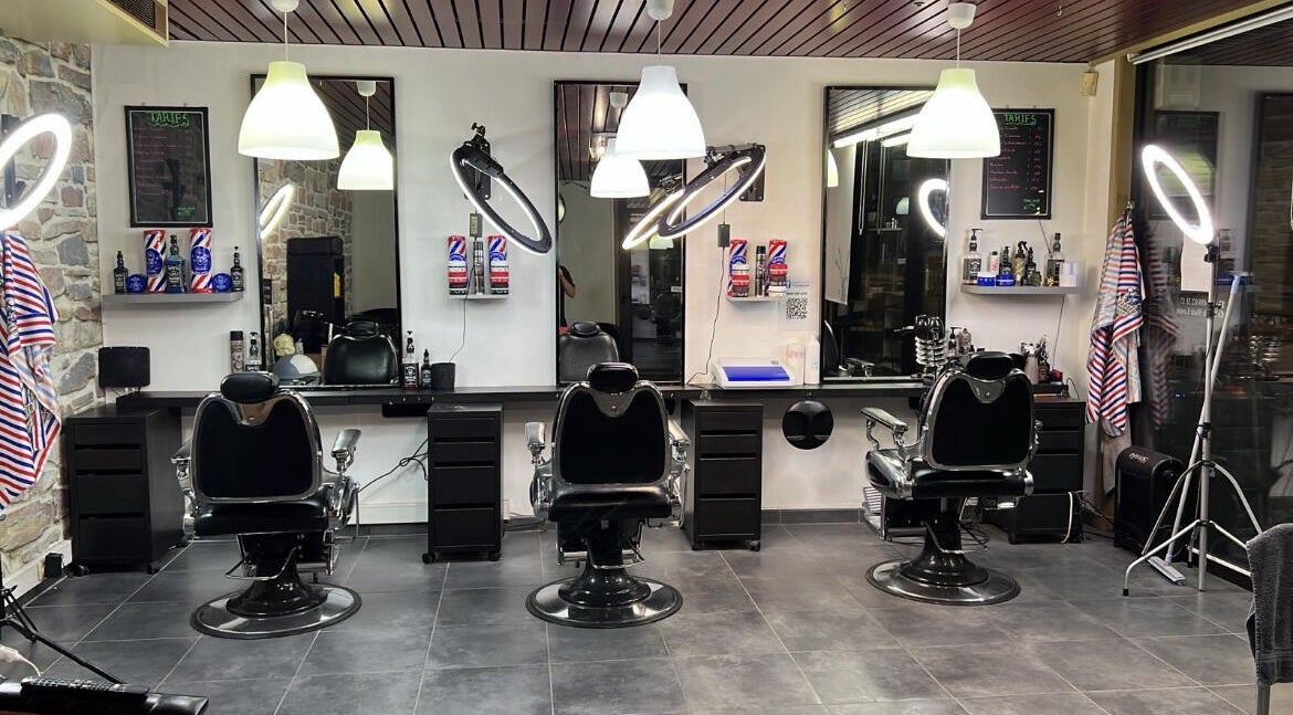Intérieur du salon Magic Hair à Leuze-en-hainaut, Région Wallonne, BE avec sièges de coiffure élégants.