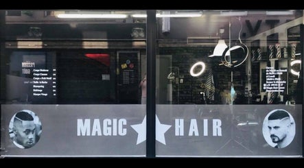 Entrée du salon Magic Hair à Leuze-en-hainaut, Région Wallonne, BE, avec fenêtres et logo distinctif.