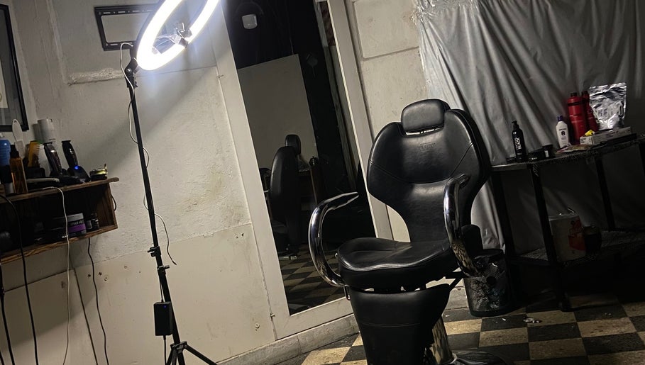 Silla de barbería en Labarberiadelnegro, Buenos Aires, Ciudad Autónoma De Buenos Aires, AR, con iluminación profesional.
