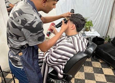Barbero trabajando en corte de cabello en Labarberiadelnegro, Buenos Aires, Ciudad Autónoma De Buenos Aires, AR.