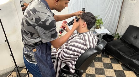 Barbero trabajando en corte de cabello en Labarberiadelnegro, Buenos Aires, Ciudad Autónoma De Buenos Aires, AR.