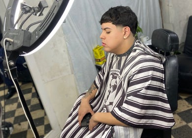 Cliente disfrutando de un corte en Labarberiadelnegro, Buenos Aires, Ciudad Autónoma De Buenos Aires, AR.