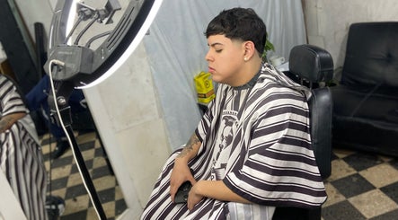 Cliente disfrutando de un corte en Labarberiadelnegro, Buenos Aires, Ciudad Autónoma De Buenos Aires, AR.