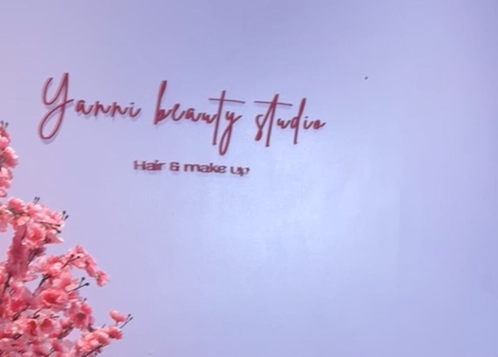 Yannibeautystudio wall with pink flowers, London, England, GB. Airy elegance enhances beauty and wellness vibe.