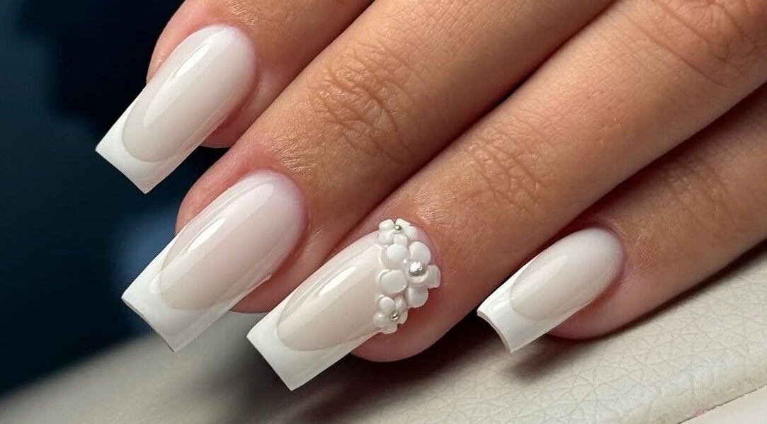 Manucure élégante avec fleurs en gel à L’atelier Du Glow, Aulnay-sous-bois, Île-de-france, FR.