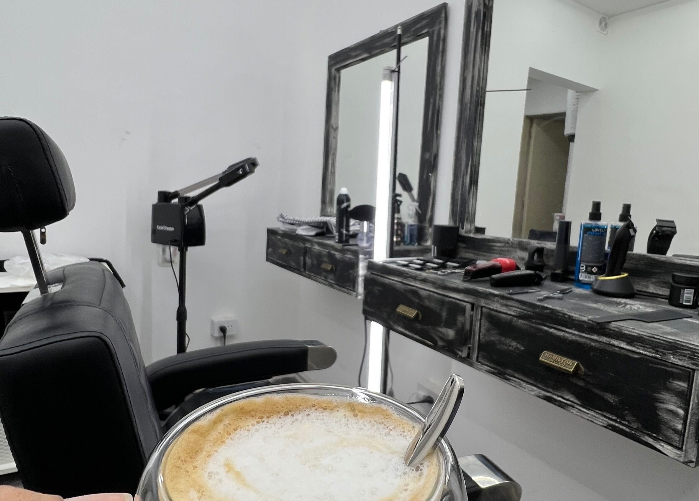 Espacio acogedor en 2000 Studio, Buenos Aires, Ciudad Autónoma De Buenos Aires, AR, con asiento y café.