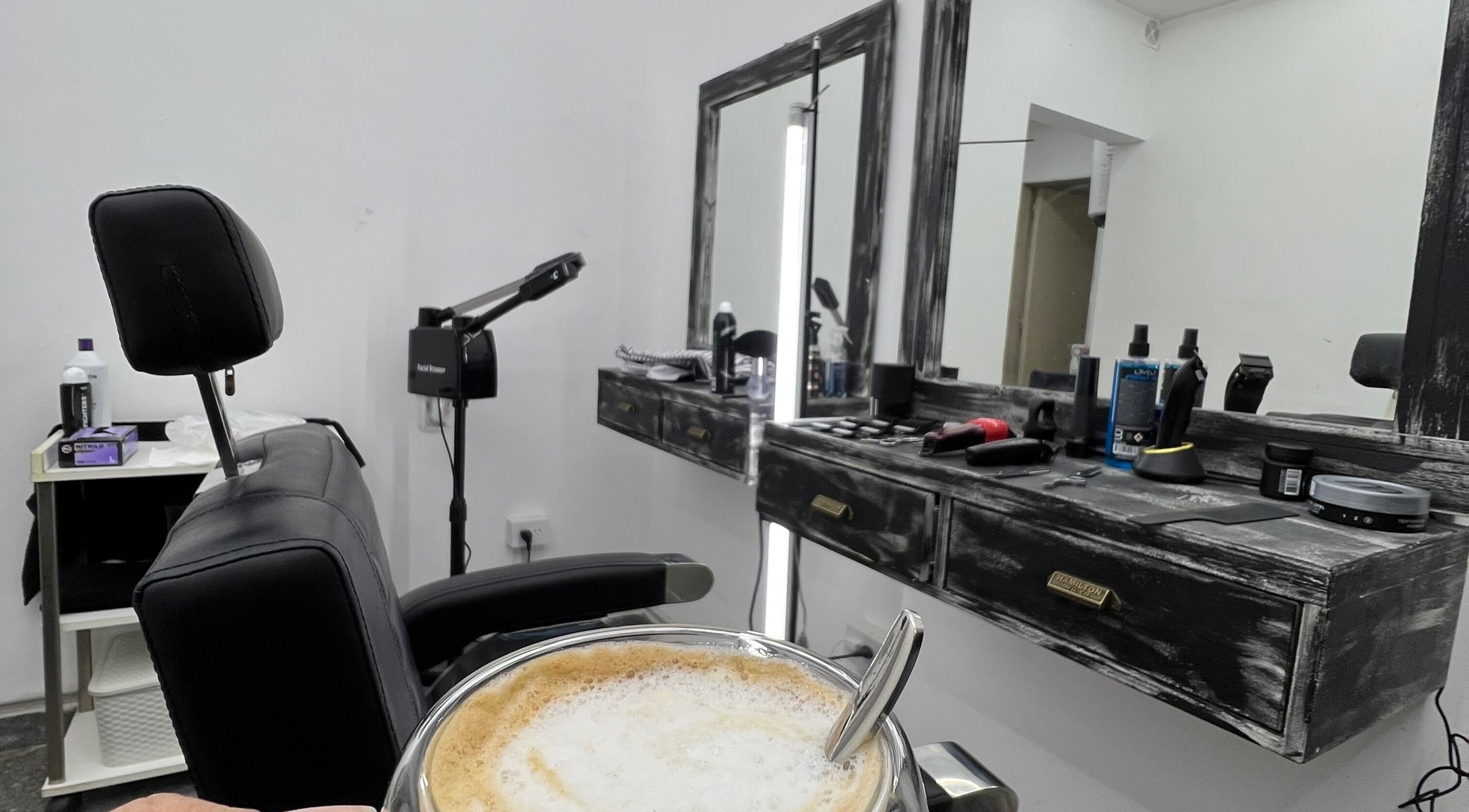 Espacio acogedor en 2000 Studio, Buenos Aires, Ciudad Autónoma De Buenos Aires, AR, con asiento y café.