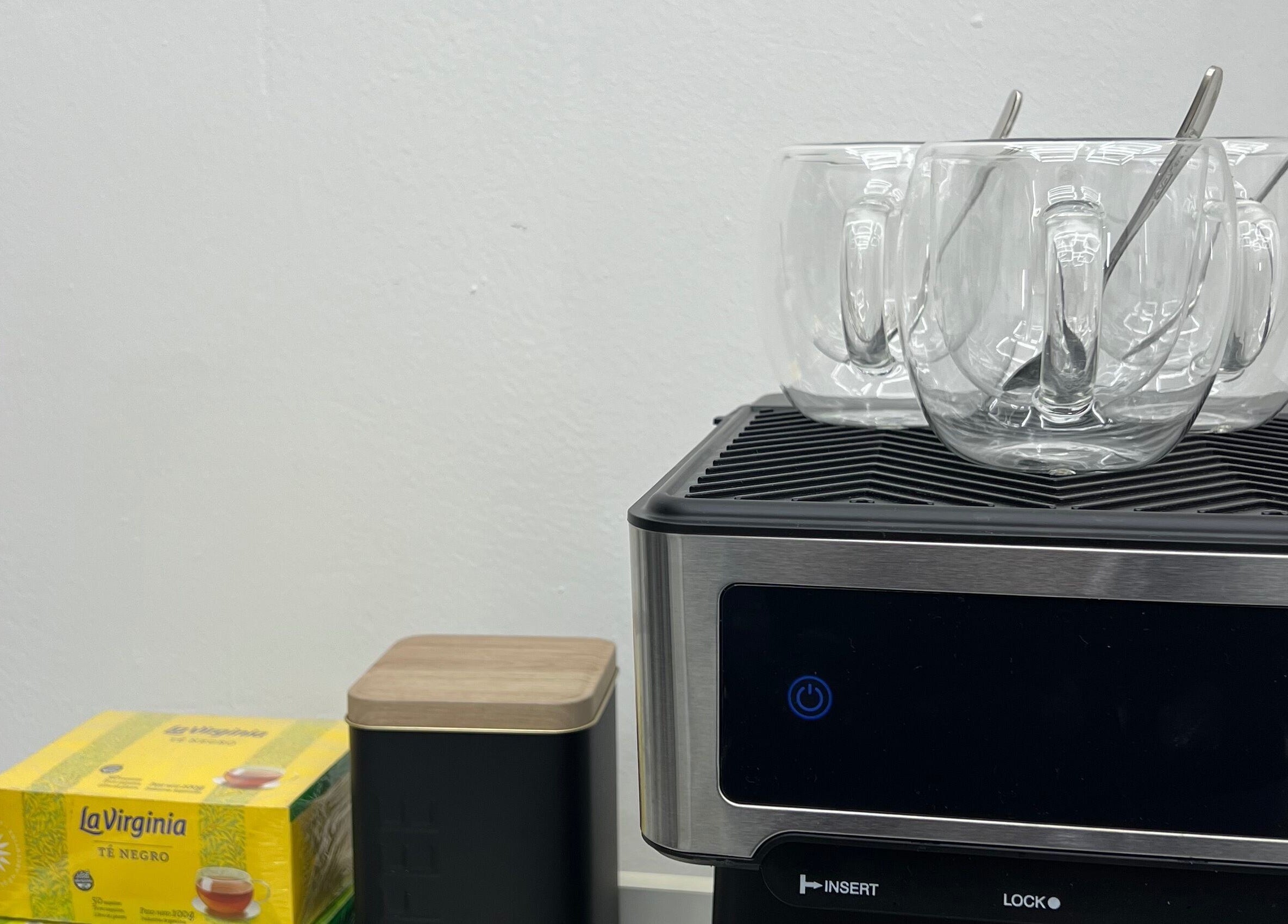 Máquina de café en 2000 Studio, Buenos Aires, Ciudad Autónoma De Buenos Aires, AR, con tazas de vidrio.