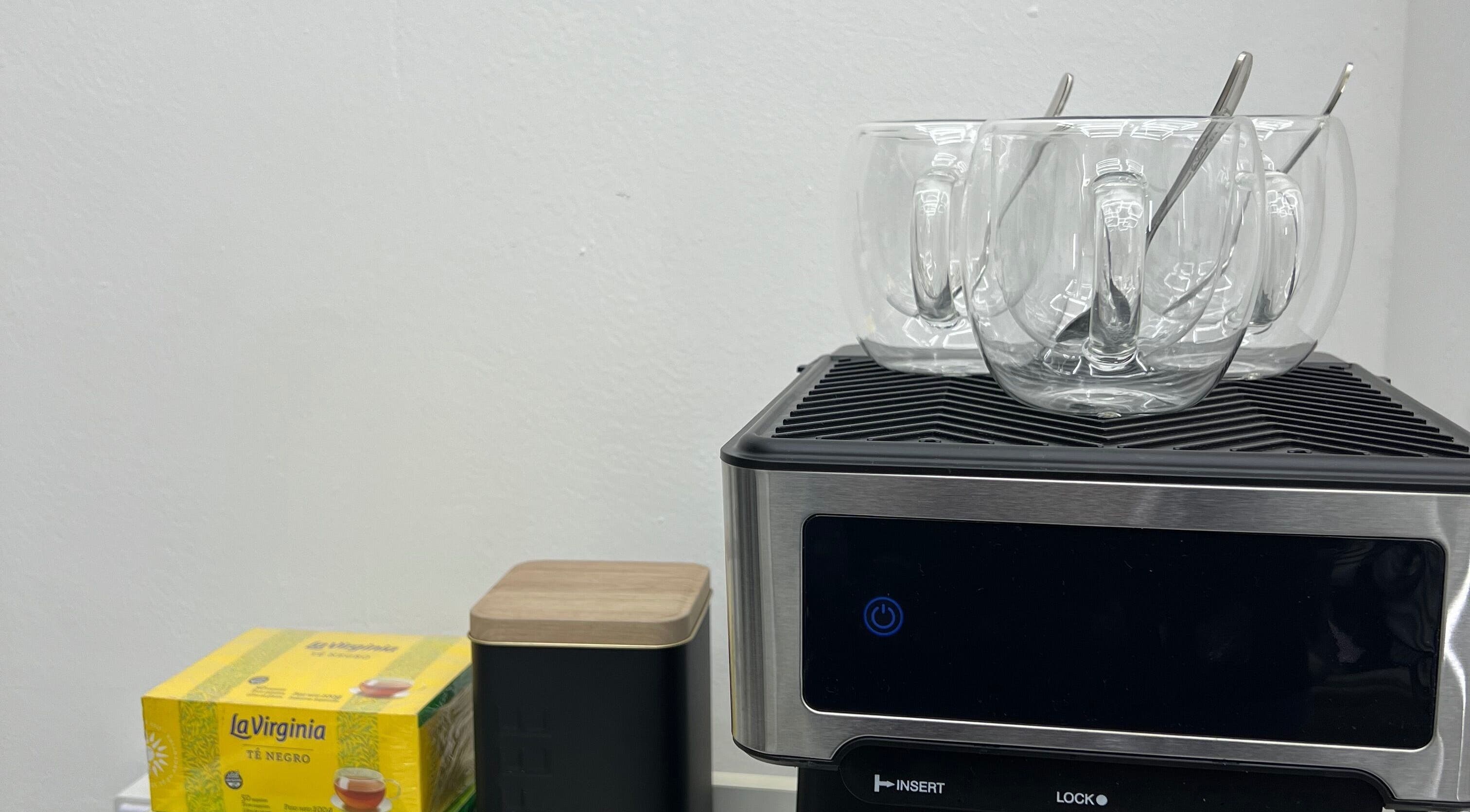 Máquina de café en 2000 Studio, Buenos Aires, Ciudad Autónoma De Buenos Aires, AR, con tazas de vidrio.