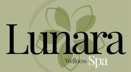 Logotipo de Lunara Spa en Willemstad, CW sobre fondo verde con diseño floral.