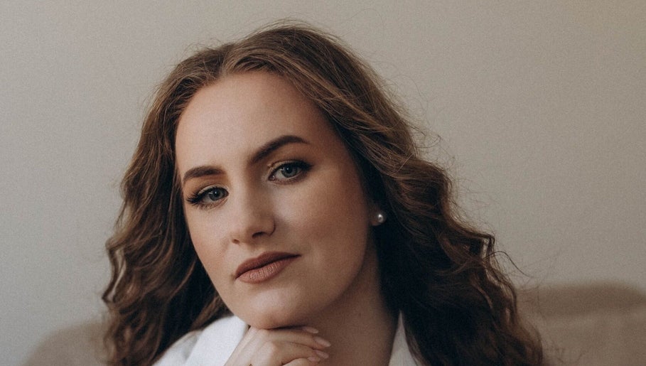 Kobieta z idealnym makijażem w Valerika_Nails__, Legnica, Województwo Dolnośląskie, PL.