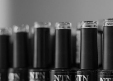 Butelki lakierów w salonie valerika_nails__ w Legnicy, Województwo Dolnośląskie, PL.