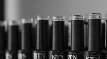 Butelki lakierów w salonie valerika_nails__ w Legnicy, Województwo Dolnośląskie, PL.