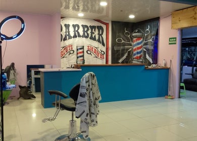 Interior de Flow Barbershop en San Jose Province, Alajuela Province, CR, con ambiente iluminado y silla moderna.
