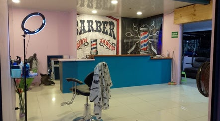 Interior de Flow Barbershop en San Jose Province, Alajuela Province, CR, con ambiente iluminado y silla moderna.