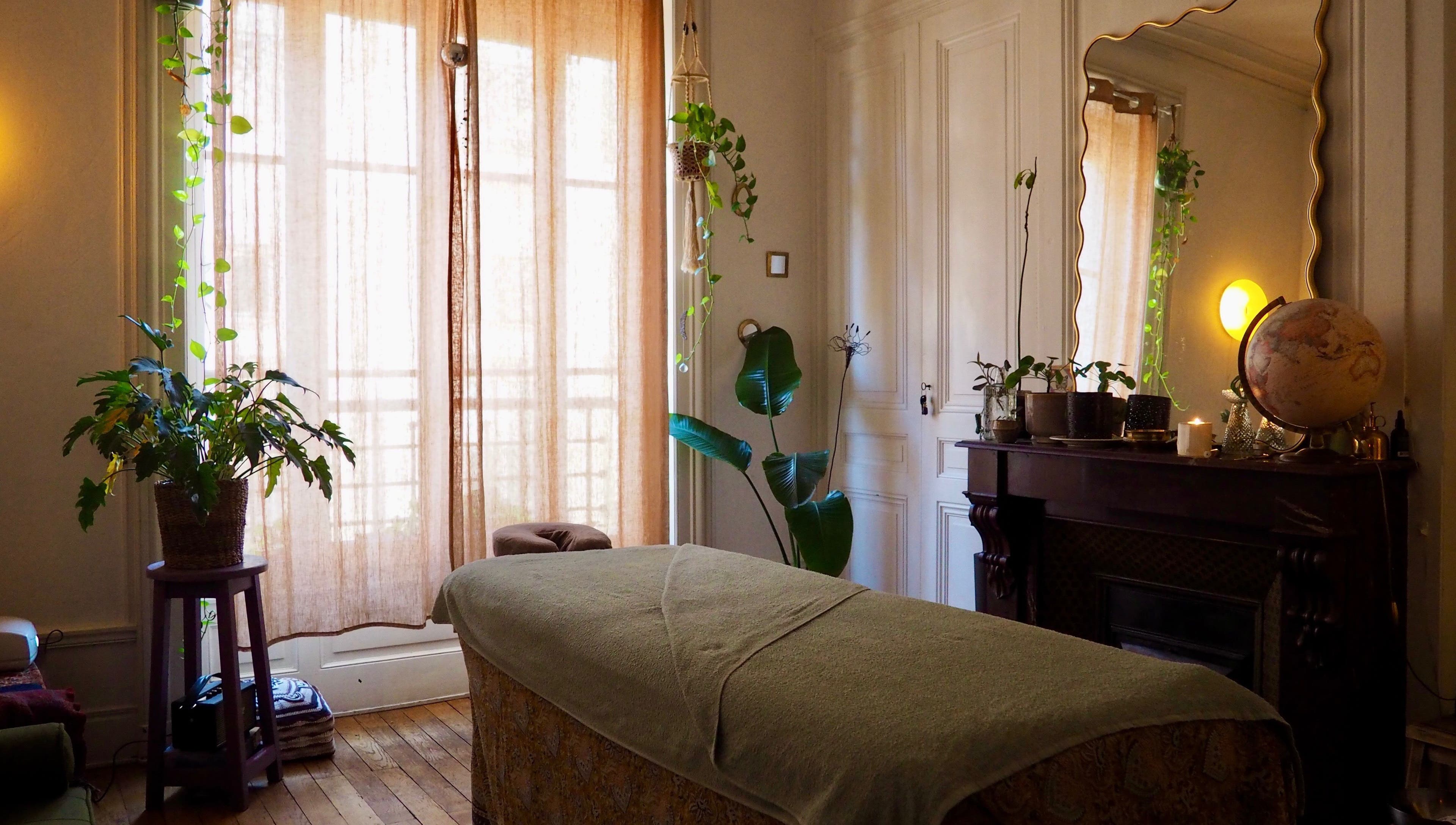 Espace massage Pranamaya à Lyon, Auvergne-rhône-alpes, FR, avec table de soins, plantes et lumière naturelle.
