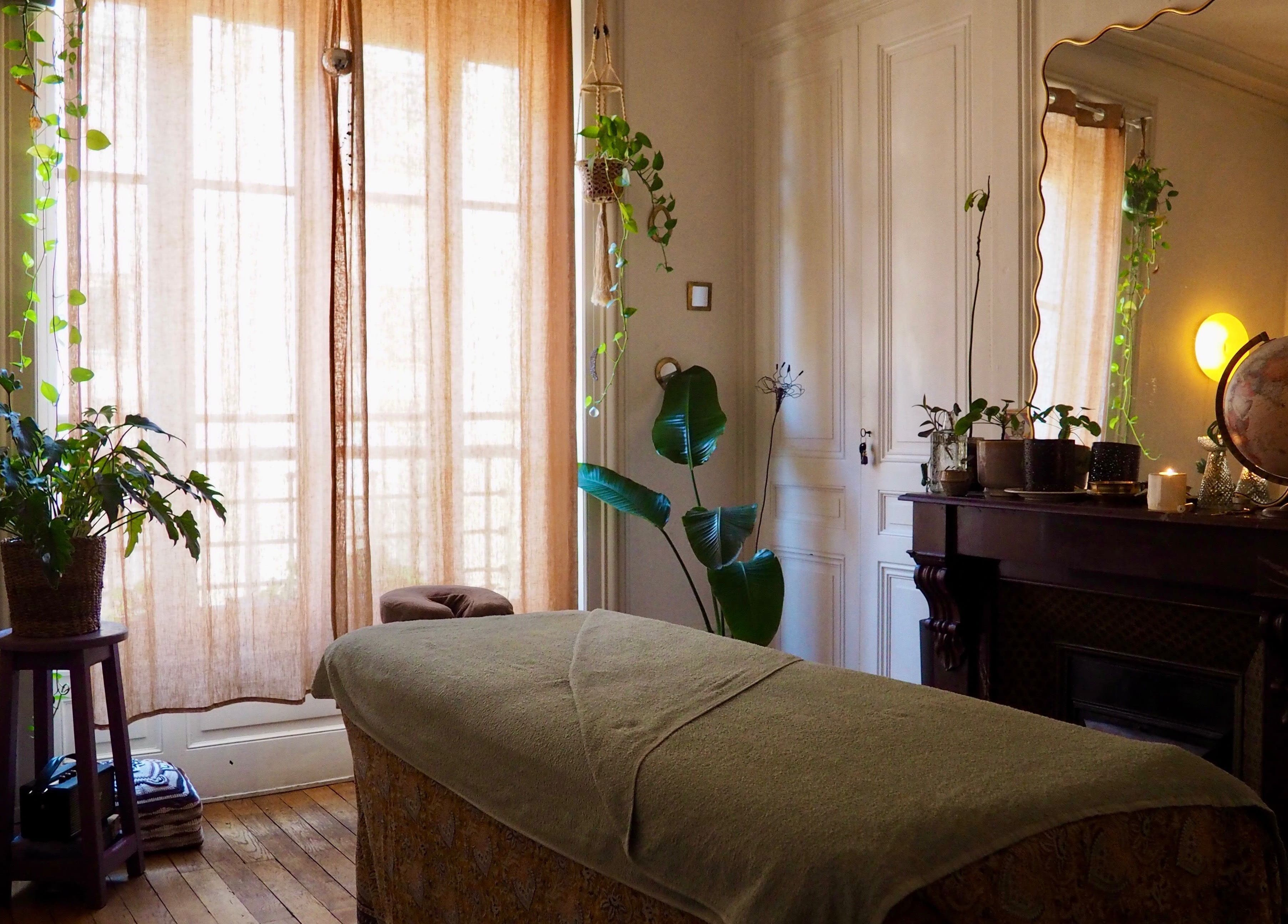 Espace massage Pranamaya à Lyon, Auvergne-rhône-alpes, FR, avec table de soins, plantes et lumière naturelle.