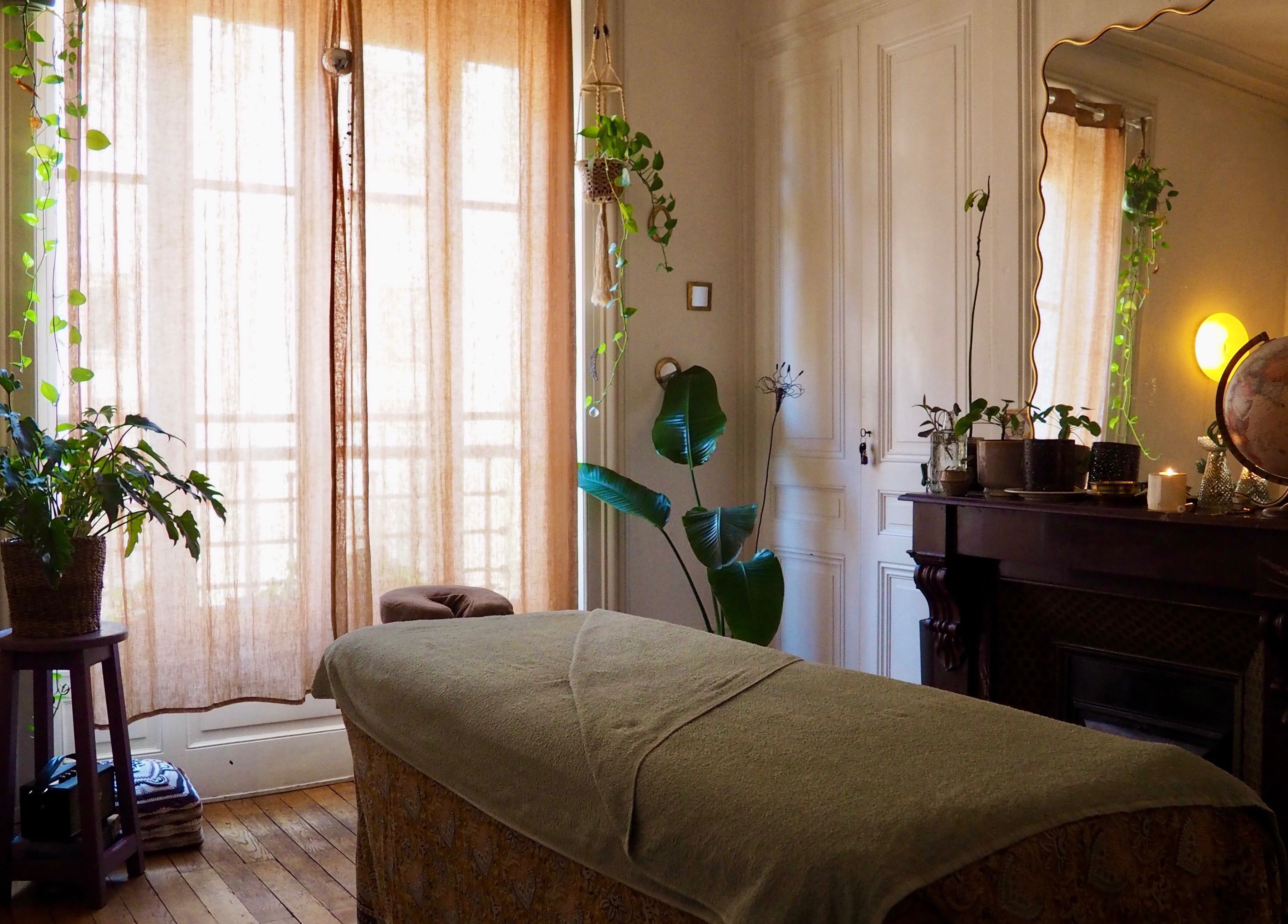 Espace massage Pranamaya à Lyon, Auvergne-rhône-alpes, FR, avec table de soins, plantes et lumière naturelle.
