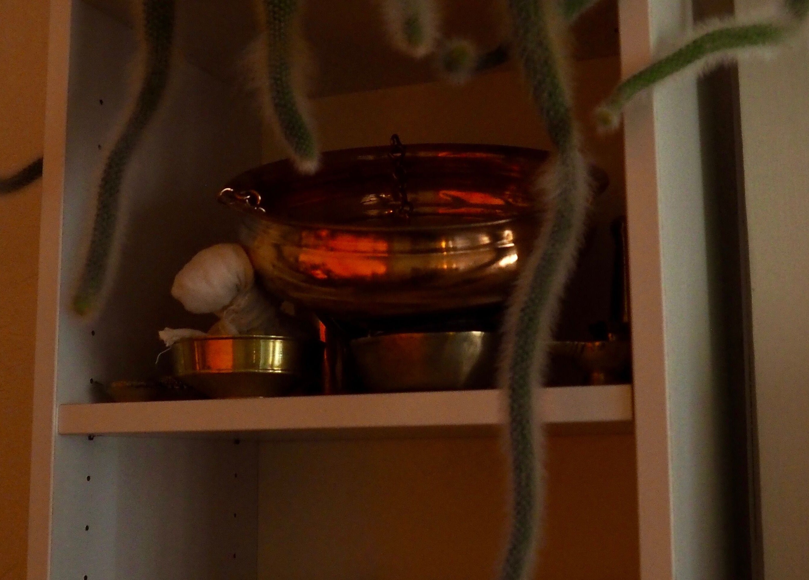 Bol en métal doré à Pranamaya ~ Consultations, Massages & soins ayurvedique par Marine à Lyon, Auvergne-rhône-alpes, FR.