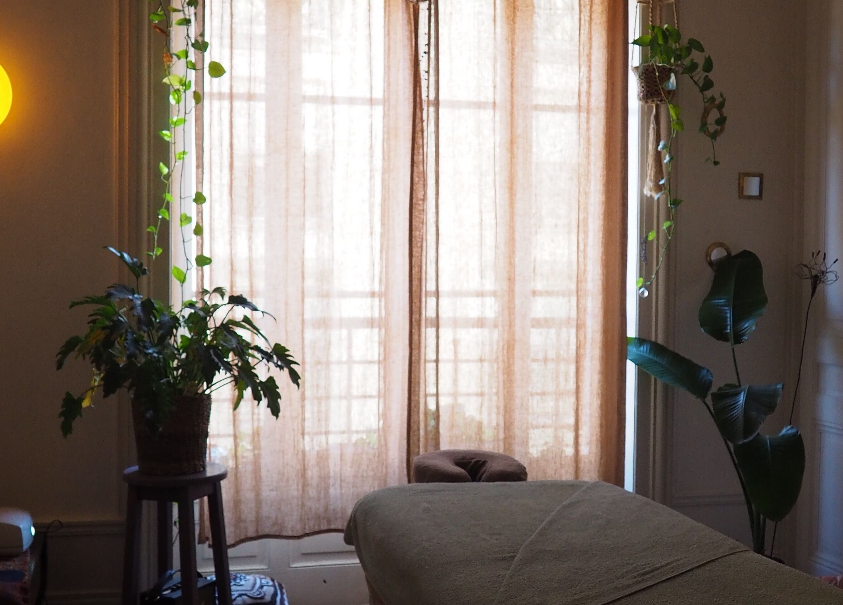 Salle de soin relaxante à Pranamaya ~ Consultations, Massages & soins ayurvedique par Marine à Lyon, Auvergne-rhône-alpes, FR.