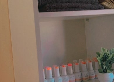 Tidy shelf with towels and beauty products at Bontlebotse Beauty, Boksburg, Gauteng, ZA.