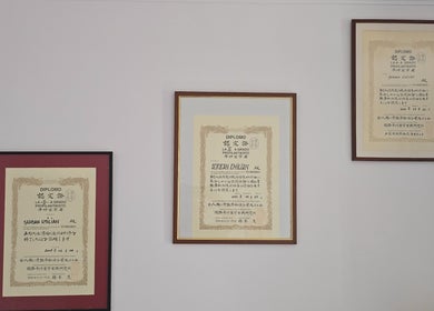 Diplome pe perete la Emil Serban - YAM, București, București, RO, simbolizând profesionalismul.