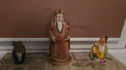 Statuete asiatice expuse la Emil Serban - Yumeiho Adaptat pe Masa (YAM), București, București, RO.