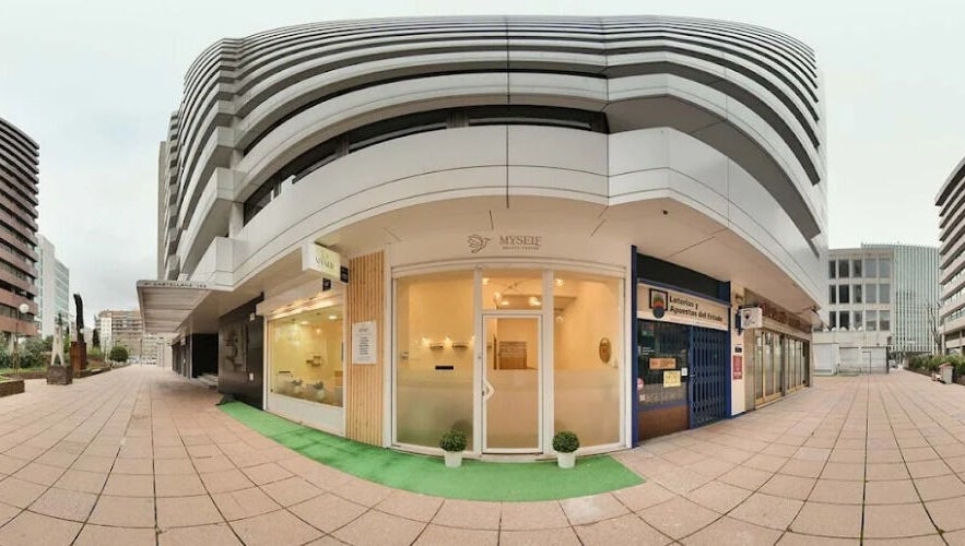 Fachada de Joyce Myself en Madrid, Comunidad De Madrid, ES. Elegante entrada en un edificio moderno.