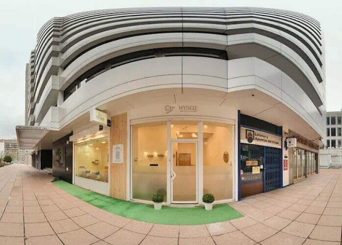 Fachada de Joyce Myself en Madrid, Comunidad De Madrid, ES. Elegante entrada en un edificio moderno.