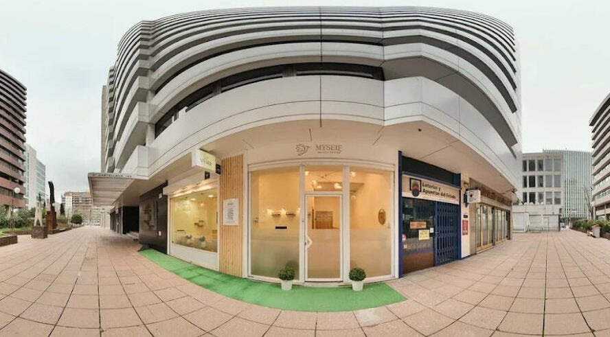 Fachada de Joyce Myself en Madrid, Comunidad De Madrid, ES. Elegante entrada en un edificio moderno.