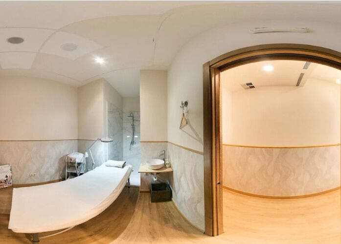 Sala de tratamientos en Joyce Myself, Madrid, Comunidad De Madrid, ES, con camilla y decor elegante.