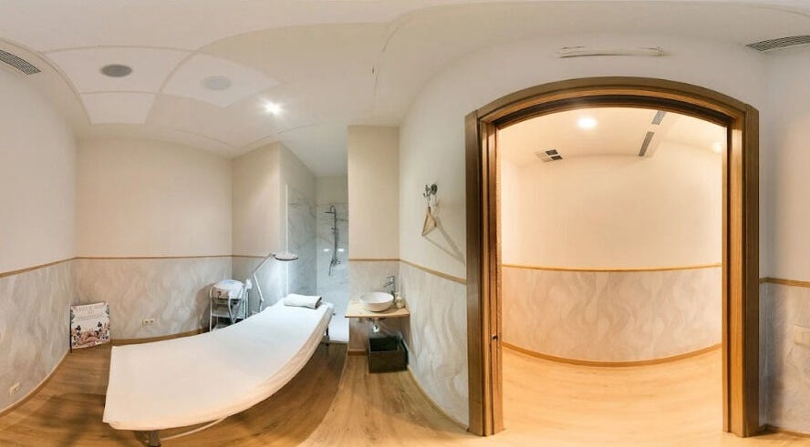 Sala de tratamientos en Joyce Myself, Madrid, Comunidad De Madrid, ES, con camilla y decor elegante.