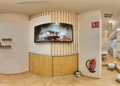 Interior cálido en Joyce Myself, Madrid, Comunidad De Madrid, ES, con decoración de madera y sillones confortables.