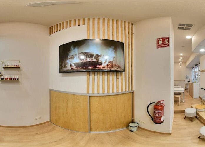 Interior cálido en Joyce Myself, Madrid, Comunidad De Madrid, ES, con decoración de madera y sillones confortables.