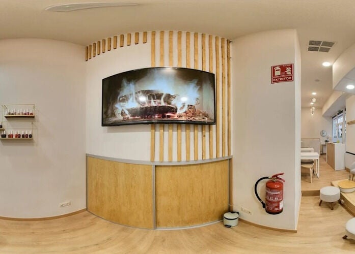 Interior cálido en Joyce Myself, Madrid, Comunidad De Madrid, ES, con decoración de madera y sillones confortables.