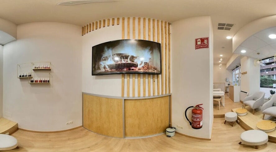 Interior cálido en Joyce Myself, Madrid, Comunidad De Madrid, ES, con decoración de madera y sillones confortables.