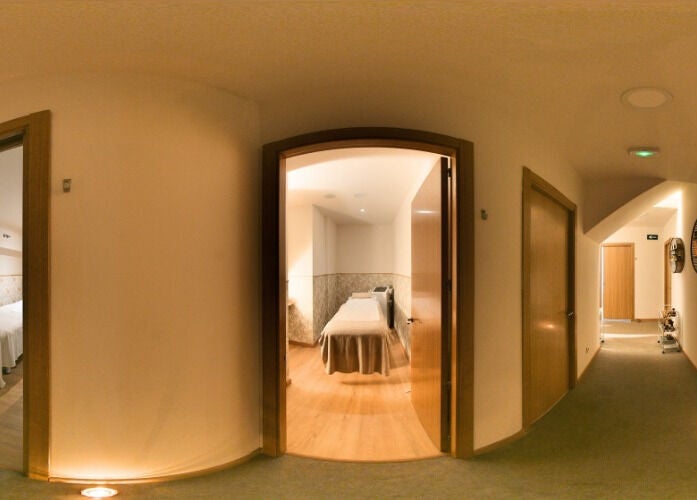 Pasillo acogedor con cabinas de masaje en Joyce Myself, Madrid, Comunidad De Madrid, ES.