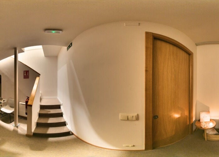 Pasillo iluminado en Joyce Myself, Madrid, Comunidad De Madrid, ES, con decoración acogedora.