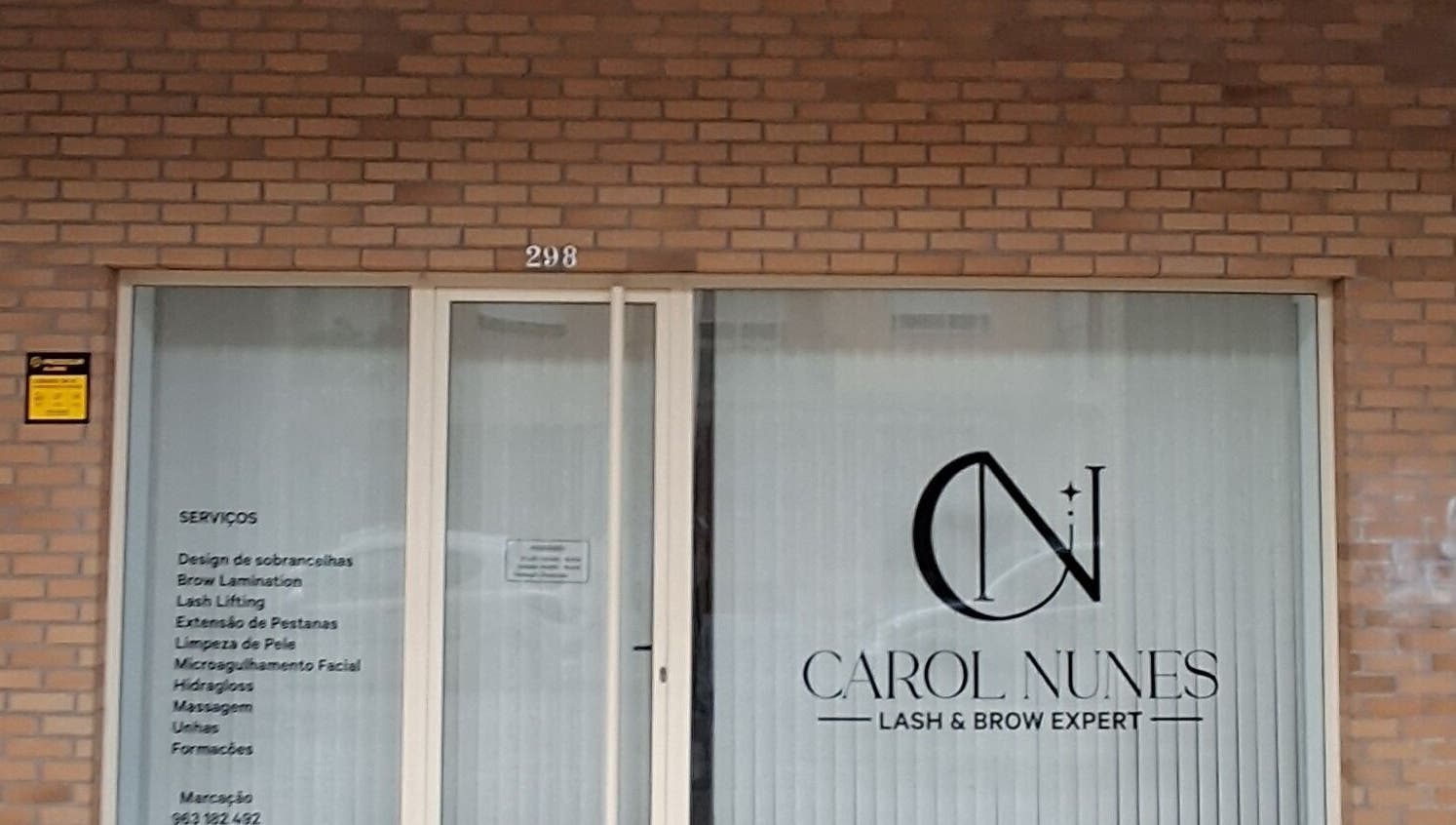 Fachada de Studio Carol Nunes em Ermesinde, Porto, PT com logo e serviços de beleza visíveis.