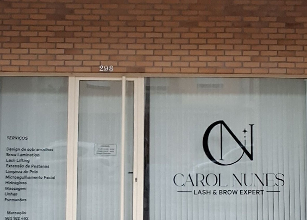 Fachada de Studio Carol Nunes em Ermesinde, Porto, PT com logo e serviços de beleza visíveis.