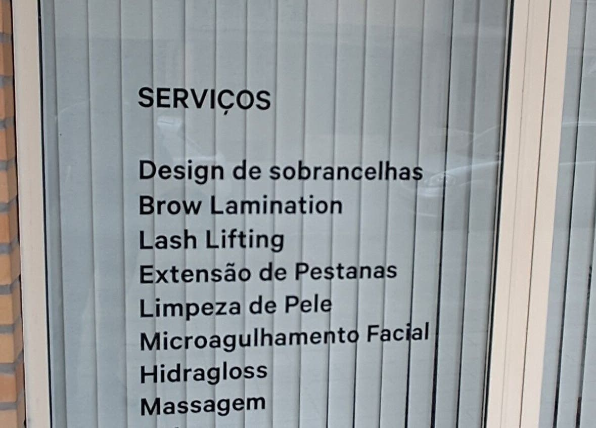 Placa de serviços do Studio Carol Nunes em Ermesinde, Porto, PT incluindo sobrancelhas e massagem.