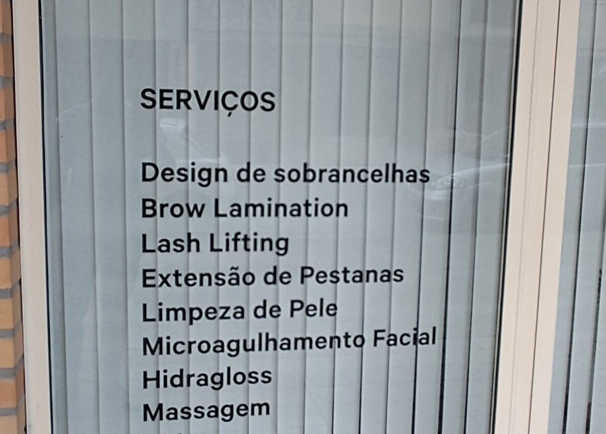 Placa de serviços do Studio Carol Nunes em Ermesinde, Porto, PT incluindo sobrancelhas e massagem.