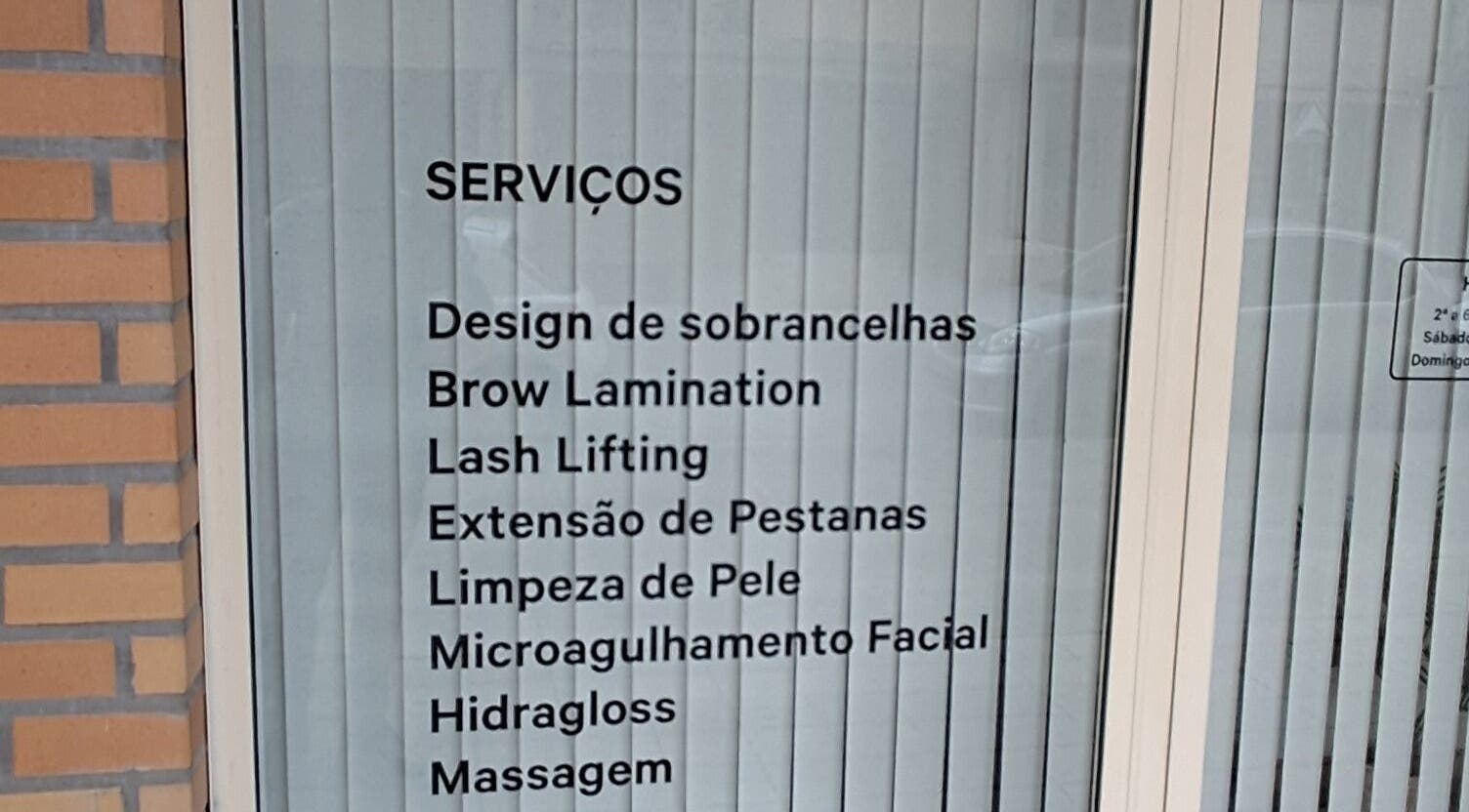 Placa de serviços do Studio Carol Nunes em Ermesinde, Porto, PT incluindo sobrancelhas e massagem.