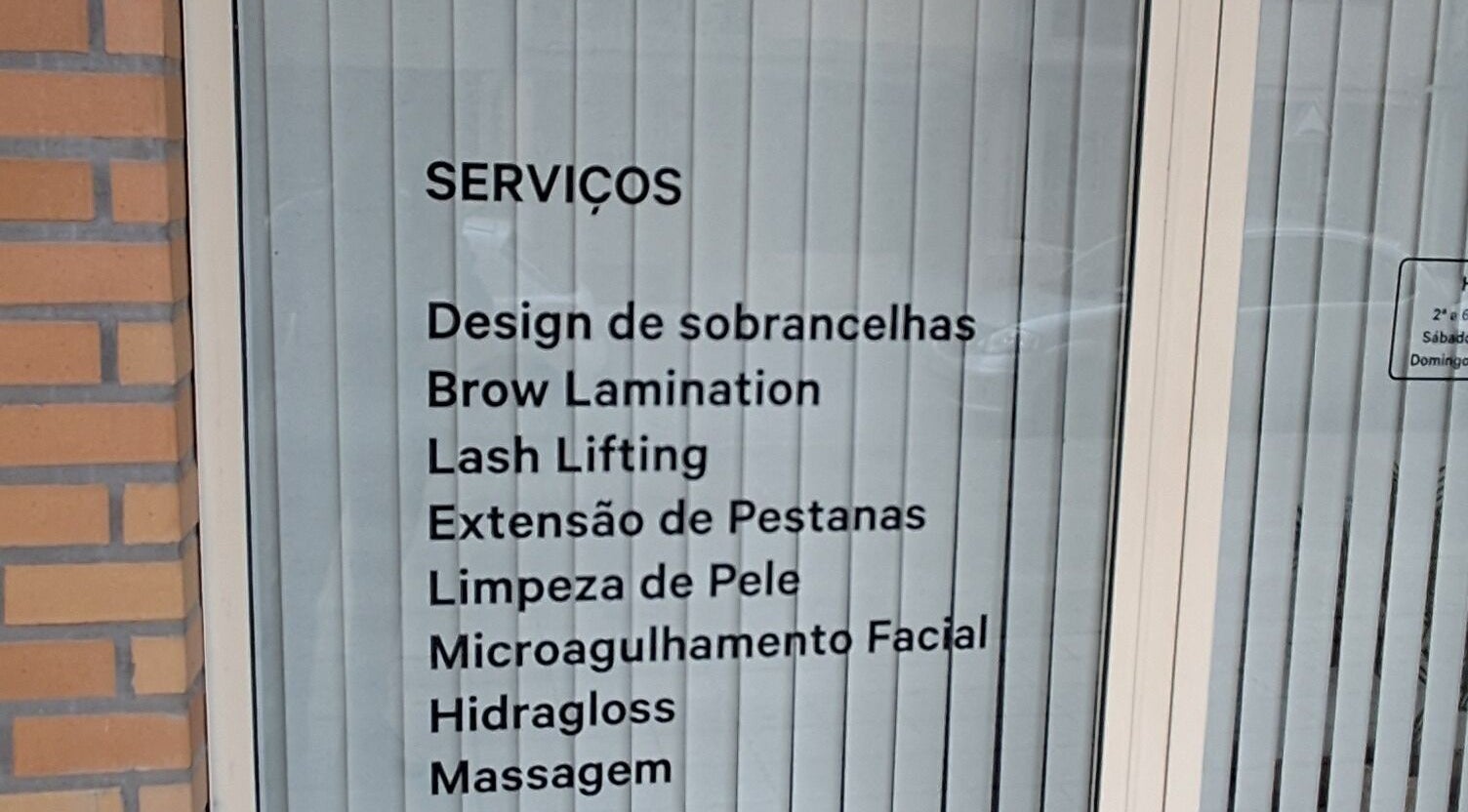 Placa de serviços do Studio Carol Nunes em Ermesinde, Porto, PT incluindo sobrancelhas e massagem.